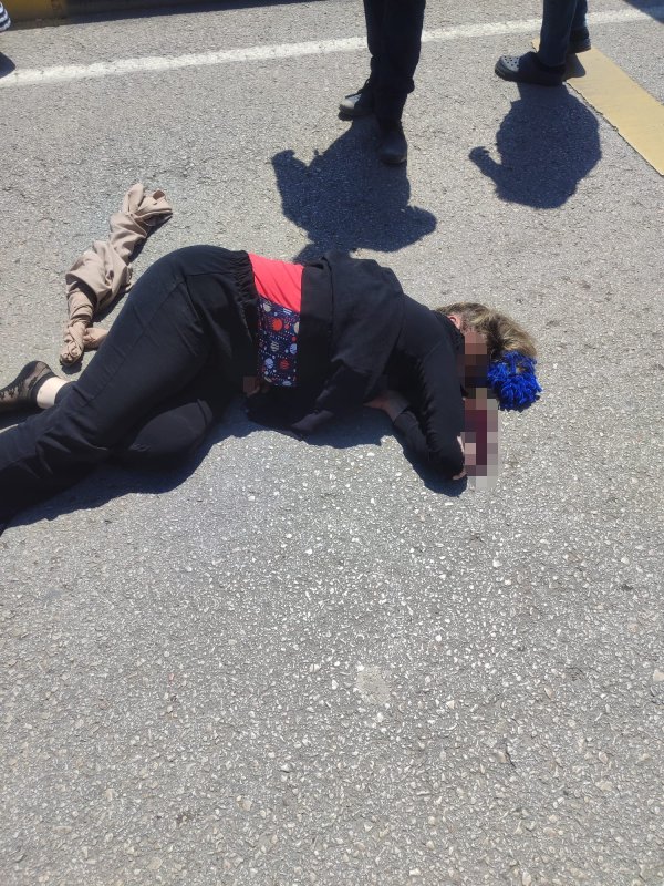 Hatay'da trafik kazası: 1 ölü, 1 ağır yaralı (Fotoğraflı) Ogün Aslan HATAY (İHA) - Hatay'ın İskenderun ilçesinde yolun karşısına geçmek isterken otomobilin çarptığı kadınlardan biri öldü, diğeri ise ağır yaralandı. Kaza, İskenderun Barbaros Mahallesi yeni postane mevkisinde meydana geldi. Yusuf İ. idaresindeki 31 KD 711 plakalı otomobil, yolun karşısına geçmeye çalışan 2 kadına çarptı. Kazada kadınlardan biri hayatını kaybetti, diğeri ağır yaralandı. Yaralı kadının hastanede tedavisinin devam ettiği öğrenildi. Polis kazayla ilgili inceleme başlattı.