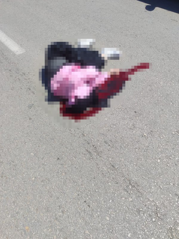 Hatay'da trafik kazası: 1 ölü, 1 ağır yaralı (Fotoğraflı) Ogün Aslan HATAY (İHA) - Hatay'ın İskenderun ilçesinde yolun karşısına geçmek isterken otomobilin çarptığı kadınlardan biri öldü, diğeri ise ağır yaralandı. Kaza, İskenderun Barbaros Mahallesi yeni postane mevkisinde meydana geldi. Yusuf İ. idaresindeki 31 KD 711 plakalı otomobil, yolun karşısına geçmeye çalışan 2 kadına çarptı. Kazada kadınlardan biri hayatını kaybetti, diğeri ağır yaralandı. Yaralı kadının hastanede tedavisinin devam ettiği öğrenildi. Polis kazayla ilgili inceleme başlattı.