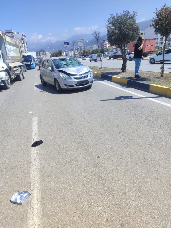Hatay'da trafik kazası: 1 ölü, 1 ağır yaralı (Fotoğraflı) Ogün Aslan HATAY (İHA) - Hatay'ın İskenderun ilçesinde yolun karşısına geçmek isterken otomobilin çarptığı kadınlardan biri öldü, diğeri ise ağır yaralandı. Kaza, İskenderun Barbaros Mahallesi yeni postane mevkisinde meydana geldi. Yusuf İ. idaresindeki 31 KD 711 plakalı otomobil, yolun karşısına geçmeye çalışan 2 kadına çarptı. Kazada kadınlardan biri hayatını kaybetti, diğeri ağır yaralandı. Yaralı kadının hastanede tedavisinin devam ettiği öğrenildi. Polis kazayla ilgili inceleme başlattı.