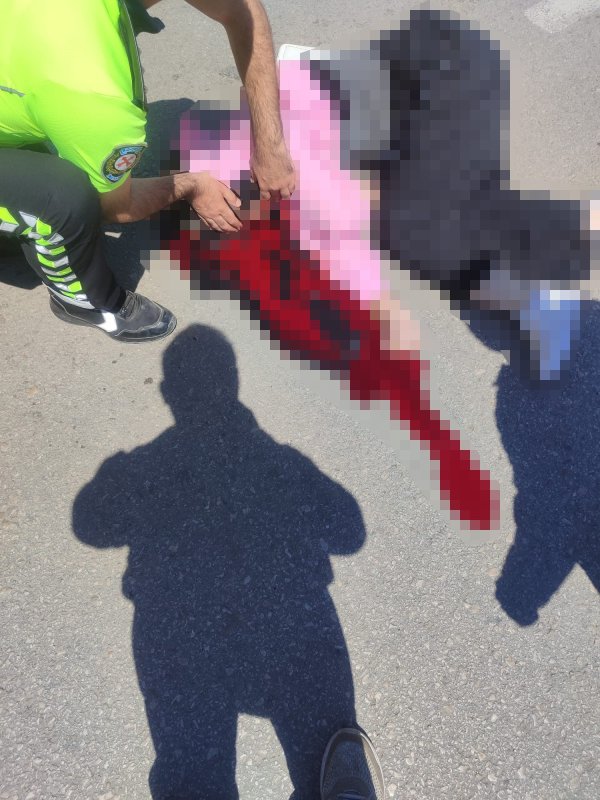 Hatay'da trafik kazası: 1 ölü, 1 ağır yaralı (Fotoğraflı) Ogün Aslan HATAY (İHA) - Hatay'ın İskenderun ilçesinde yolun karşısına geçmek isterken otomobilin çarptığı kadınlardan biri öldü, diğeri ise ağır yaralandı. Kaza, İskenderun Barbaros Mahallesi yeni postane mevkisinde meydana geldi. Yusuf İ. idaresindeki 31 KD 711 plakalı otomobil, yolun karşısına geçmeye çalışan 2 kadına çarptı. Kazada kadınlardan biri hayatını kaybetti, diğeri ağır yaralandı. Yaralı kadının hastanede tedavisinin devam ettiği öğrenildi. Polis kazayla ilgili inceleme başlattı.