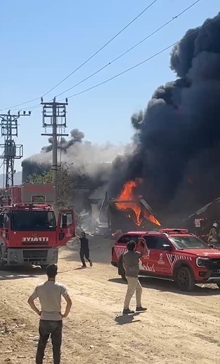 Korku dolu anlar, işçilerin kaldığı konteyner yatakhane alevlere teslim oldu