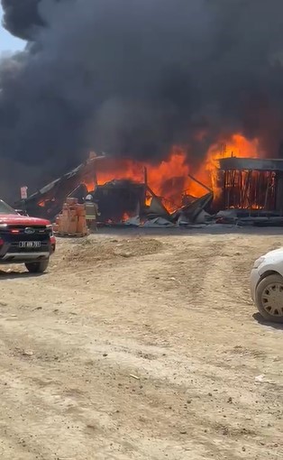 Korku dolu anlar, işçilerin kaldığı konteyner yatakhane alevlere teslim oldu