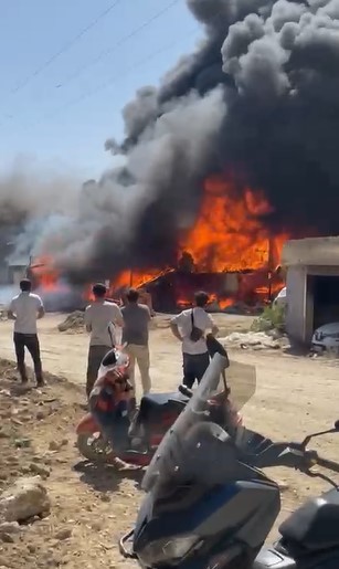 Korku dolu anlar, işçilerin kaldığı konteyner yatakhane alevlere teslim oldu