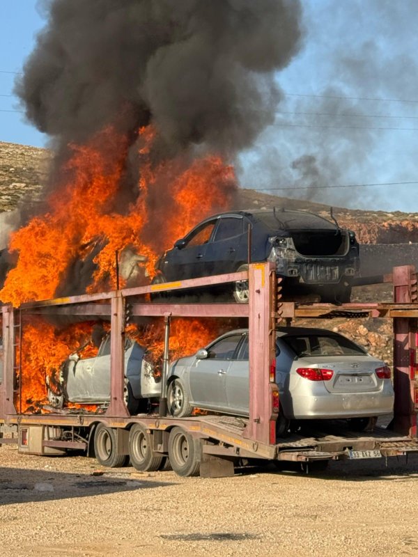 Suriyelilerin hayallerini süsleyen araçlar alevlere teslim oldu