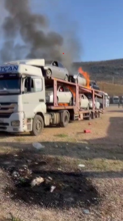 Suriyelilerin hayallerini süsleyen araçlar alevlere teslim oldu