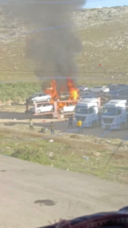 Suriyelilerin hayallerini süsleyen araçlar alevlere teslim oldu