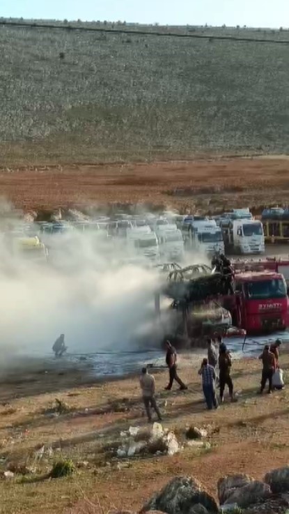 Suriyelilerin hayallerini süsleyen araçlar alevlere teslim oldu