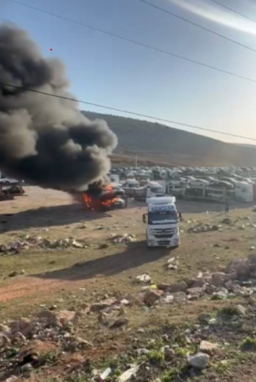 Suriyelilerin hayallerini süsleyen araçlar alevlere teslim oldu