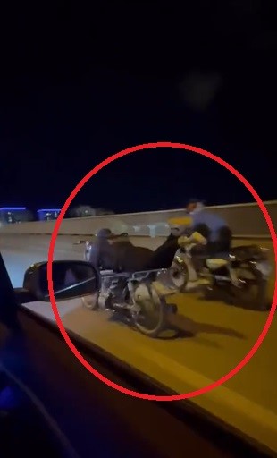 Akan trafikte motosikletin üzerinde ölümüne yolculuk