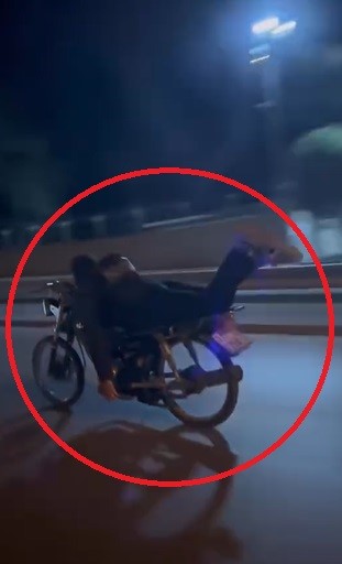 Akan trafikte motosikletin üzerinde ölümüne yolculuk