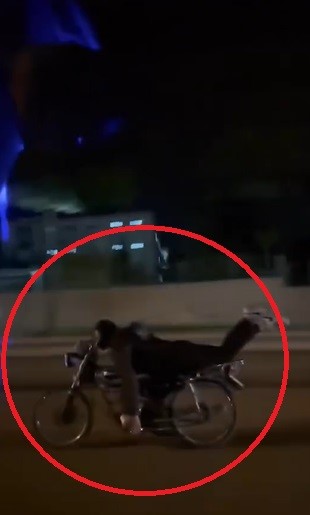 Akan trafikte motosikletin üzerinde ölümüne yolculuk