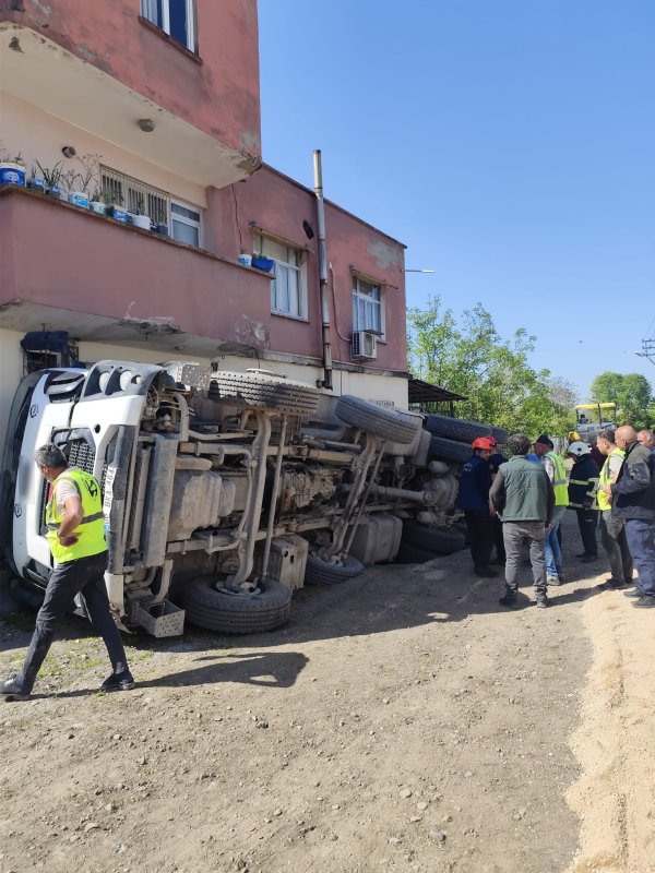 Yolun çökmesiyle kum yüklü kamyon devrildi