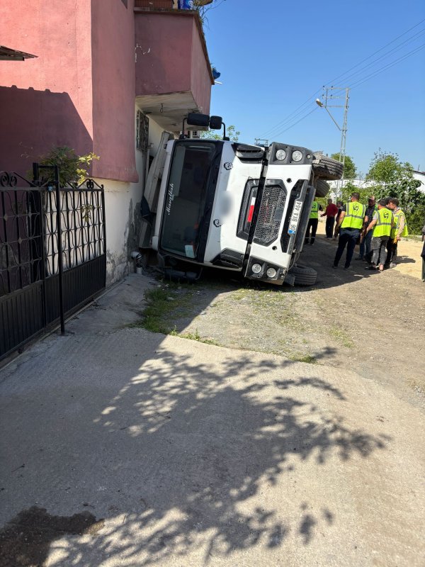 Yolun çökmesiyle kum yüklü kamyon devrildi