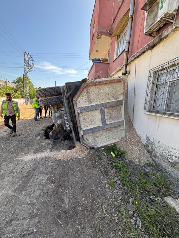 Yolun çökmesiyle kum yüklü kamyon devrildi