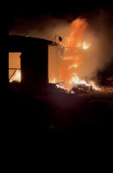 Hurdacı dükkanı alevlere teslim oldu (Fotoğraflı - Görüntülü) Ramazan İlın HATAY (İHA) - Hatay'ın Antakya ilçesinde alevlere teslim olan hurdacı dükkanındaki yangın itfaiye ekiplerince söndürüldü. Yangın, Antakya ilçesi Haraparası Mahallesi'nde yaşandı. Mahallede bulunan hurdacı dükkanında yangın çıktı. Alevlere teslim olan hurdacı dükkanını gören vatandaşlar, durumu 112 Acil Çağrı Merkezi'ne bildirilmesi üzerine olay yerine Hatay Büyükşehir Belediyesi itfaiye ekipleri sevk edildi. Kısa sürede bölgeye gelen itfaiye ekipleri, yangına müdahale ederek söndürdü. Çıkan yangından dolayı hurdacı dükkanı kullanılamaz hale geldi.