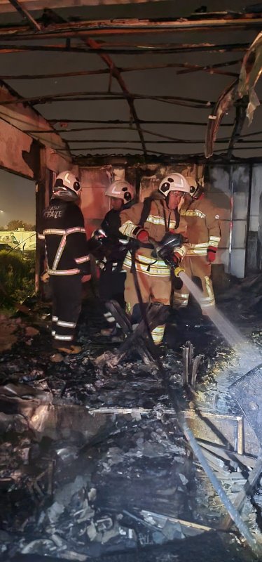 Hurdacı dükkanı alevlere teslim oldu (Fotoğraflı - Görüntülü) Ramazan İlın HATAY (İHA) - Hatay'ın Antakya ilçesinde alevlere teslim olan hurdacı dükkanındaki yangın itfaiye ekiplerince söndürüldü. Yangın, Antakya ilçesi Haraparası Mahallesi'nde yaşandı. Mahallede bulunan hurdacı dükkanında yangın çıktı. Alevlere teslim olan hurdacı dükkanını gören vatandaşlar, durumu 112 Acil Çağrı Merkezi'ne bildirilmesi üzerine olay yerine Hatay Büyükşehir Belediyesi itfaiye ekipleri sevk edildi. Kısa sürede bölgeye gelen itfaiye ekipleri, yangına müdahale ederek söndürdü. Çıkan yangından dolayı hurdacı dükkanı kullanılamaz hale geldi.