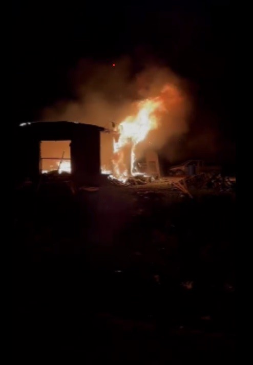 Hurdacı dükkanı alevlere teslim oldu (Fotoğraflı - Görüntülü) Ramazan İlın HATAY (İHA) - Hatay'ın Antakya ilçesinde alevlere teslim olan hurdacı dükkanındaki yangın itfaiye ekiplerince söndürüldü. Yangın, Antakya ilçesi Haraparası Mahallesi'nde yaşandı. Mahallede bulunan hurdacı dükkanında yangın çıktı. Alevlere teslim olan hurdacı dükkanını gören vatandaşlar, durumu 112 Acil Çağrı Merkezi'ne bildirilmesi üzerine olay yerine Hatay Büyükşehir Belediyesi itfaiye ekipleri sevk edildi. Kısa sürede bölgeye gelen itfaiye ekipleri, yangına müdahale ederek söndürdü. Çıkan yangından dolayı hurdacı dükkanı kullanılamaz hale geldi.