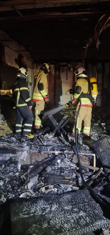 Hurdacı dükkanı alevlere teslim oldu (Fotoğraflı - Görüntülü) Ramazan İlın HATAY (İHA) - Hatay'ın Antakya ilçesinde alevlere teslim olan hurdacı dükkanındaki yangın itfaiye ekiplerince söndürüldü. Yangın, Antakya ilçesi Haraparası Mahallesi'nde yaşandı. Mahallede bulunan hurdacı dükkanında yangın çıktı. Alevlere teslim olan hurdacı dükkanını gören vatandaşlar, durumu 112 Acil Çağrı Merkezi'ne bildirilmesi üzerine olay yerine Hatay Büyükşehir Belediyesi itfaiye ekipleri sevk edildi. Kısa sürede bölgeye gelen itfaiye ekipleri, yangına müdahale ederek söndürdü. Çıkan yangından dolayı hurdacı dükkanı kullanılamaz hale geldi.
