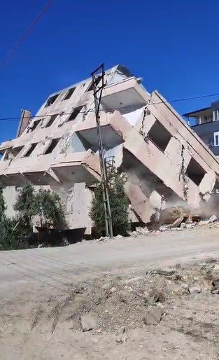 4 katlı bina iş makinesinin darbesiyle yerle bir oldu