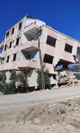 4 katlı bina iş makinesinin darbesiyle yerle bir oldu