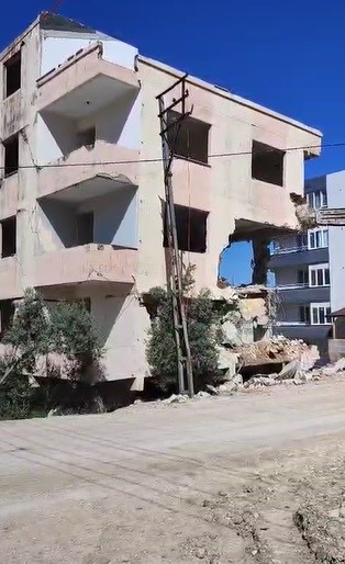 4 katlı bina iş makinesinin darbesiyle yerle bir oldu