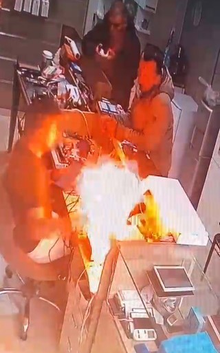 Telefon bataryası bomba gibi patladı, panik anı kamerada