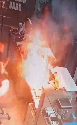 Telefon bataryası bomba gibi patladı, panik anı kamerada