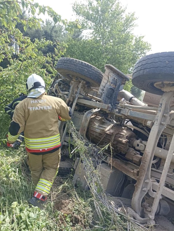 Yayladağı’nda asfalt yüklü kamyon devrildi: 1 yaralı