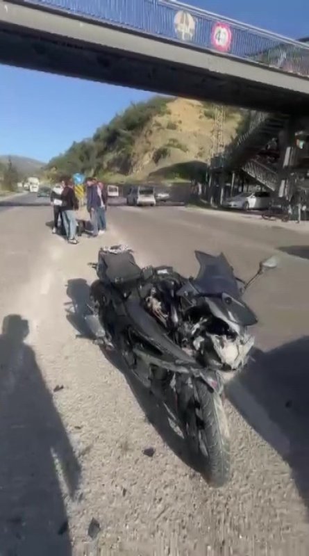 Motosikletin hafif ticari araca ok gibi saplandığı kaza kamerada