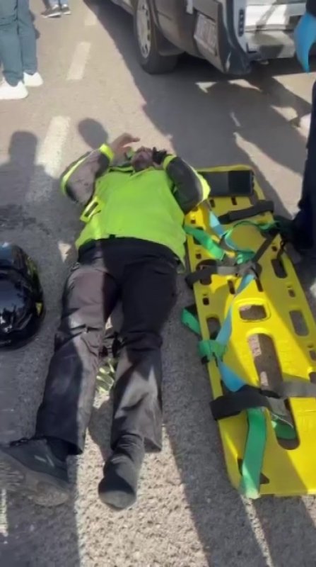 Motosikletin hafif ticari araca ok gibi saplandığı kaza kamerada