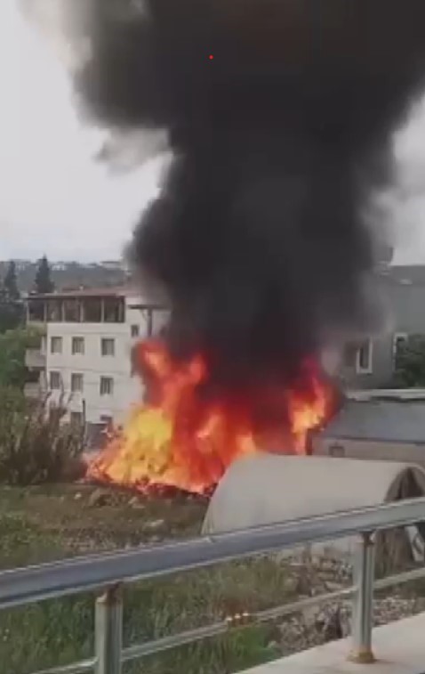 Depremde evleri yıkılan ailelerin konteyner yuvaları alevlere teslim oldu