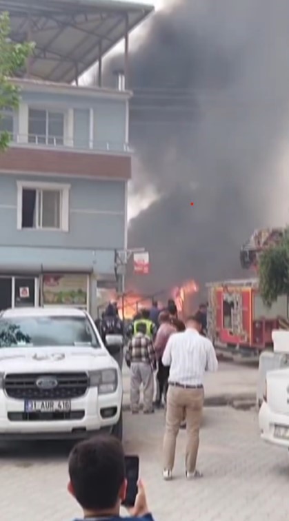 Depremde evleri yıkılan ailelerin konteyner yuvaları alevlere teslim oldu