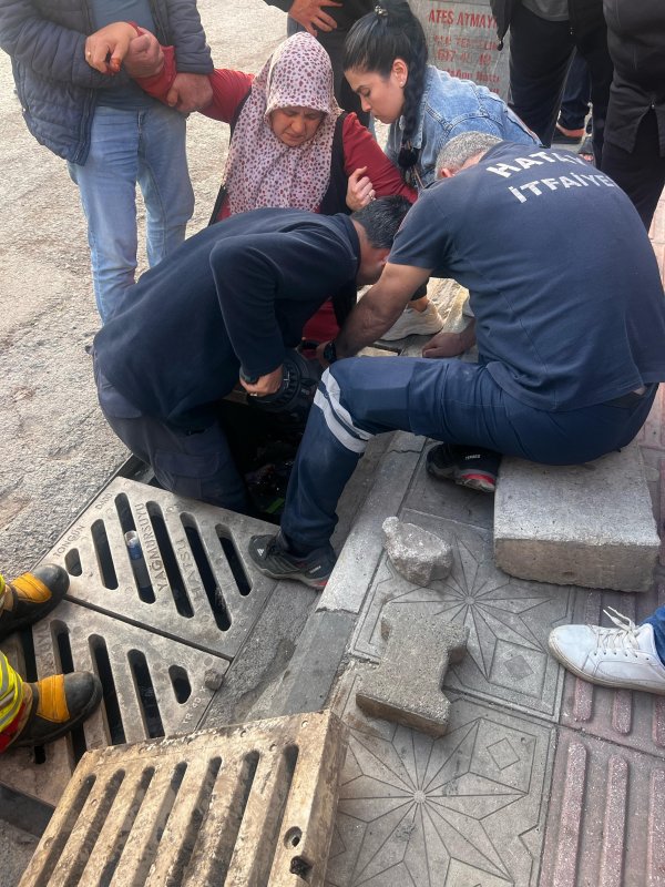 Ayağı mazgala sıkışan kadın zor anlar yaşadı (Fotoğraflı) Ogün Aslan HATAY (İHA) - Hatay'ın İskenderun ilçesinde ayağı yağmur suyu mazgalına sıkışan kadının imdadına itfaiye ekipleri yetişti. İskenderun ilçesi Modernevler Mahallesi Şehit Bekir Çelik Caddesi üzerinde yaya olarak yürüyen kadının ayağı yağmur suyu mazgalında mahsur kaldı. Mazgaldan ayağını çıkaramayan kadını gören vatandaşların ihbarı üzerine olay yerine sağlık ve itfaiye ekipleri sevk edildi. Hatay Büyükşehir Belediyesi itfaiye ekipleri kadının ayağını sıkıştığı yerden kısa sürede çıkarttı. Ayağı kurtarılan kadın rahat nefes alırken, hastanede tedavi altına alındı.