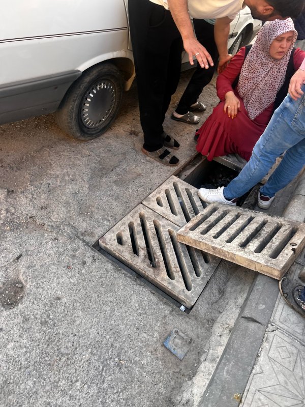 Ayağı mazgala sıkışan kadın zor anlar yaşadı (Fotoğraflı) Ogün Aslan HATAY (İHA) - Hatay'ın İskenderun ilçesinde ayağı yağmur suyu mazgalına sıkışan kadının imdadına itfaiye ekipleri yetişti. İskenderun ilçesi Modernevler Mahallesi Şehit Bekir Çelik Caddesi üzerinde yaya olarak yürüyen kadının ayağı yağmur suyu mazgalında mahsur kaldı. Mazgaldan ayağını çıkaramayan kadını gören vatandaşların ihbarı üzerine olay yerine sağlık ve itfaiye ekipleri sevk edildi. Hatay Büyükşehir Belediyesi itfaiye ekipleri kadının ayağını sıkıştığı yerden kısa sürede çıkarttı. Ayağı kurtarılan kadın rahat nefes alırken, hastanede tedavi altına alındı.