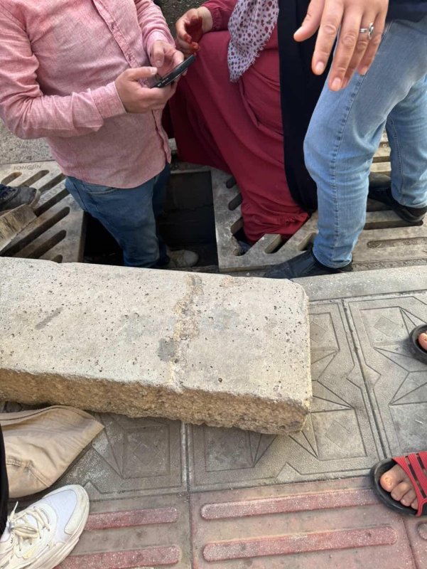 Ayağı mazgala sıkışan kadın zor anlar yaşadı (Fotoğraflı) Ogün Aslan HATAY (İHA) - Hatay'ın İskenderun ilçesinde ayağı yağmur suyu mazgalına sıkışan kadının imdadına itfaiye ekipleri yetişti. İskenderun ilçesi Modernevler Mahallesi Şehit Bekir Çelik Caddesi üzerinde yaya olarak yürüyen kadının ayağı yağmur suyu mazgalında mahsur kaldı. Mazgaldan ayağını çıkaramayan kadını gören vatandaşların ihbarı üzerine olay yerine sağlık ve itfaiye ekipleri sevk edildi. Hatay Büyükşehir Belediyesi itfaiye ekipleri kadının ayağını sıkıştığı yerden kısa sürede çıkarttı. Ayağı kurtarılan kadın rahat nefes alırken, hastanede tedavi altına alındı.