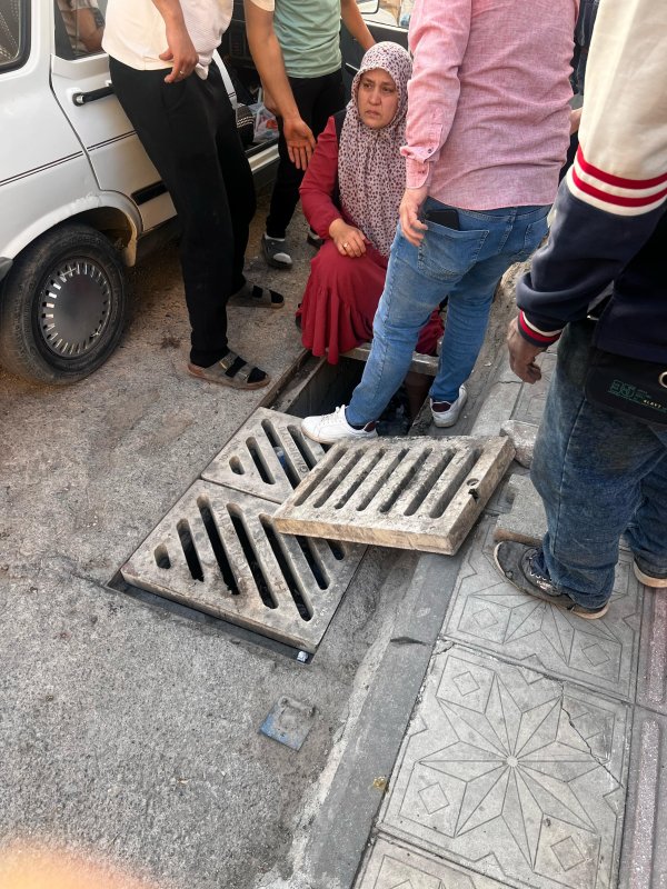 Ayağı mazgala sıkışan kadın zor anlar yaşadı (Fotoğraflı) Ogün Aslan HATAY (İHA) - Hatay'ın İskenderun ilçesinde ayağı yağmur suyu mazgalına sıkışan kadının imdadına itfaiye ekipleri yetişti. İskenderun ilçesi Modernevler Mahallesi Şehit Bekir Çelik Caddesi üzerinde yaya olarak yürüyen kadının ayağı yağmur suyu mazgalında mahsur kaldı. Mazgaldan ayağını çıkaramayan kadını gören vatandaşların ihbarı üzerine olay yerine sağlık ve itfaiye ekipleri sevk edildi. Hatay Büyükşehir Belediyesi itfaiye ekipleri kadının ayağını sıkıştığı yerden kısa sürede çıkarttı. Ayağı kurtarılan kadın rahat nefes alırken, hastanede tedavi altına alındı.