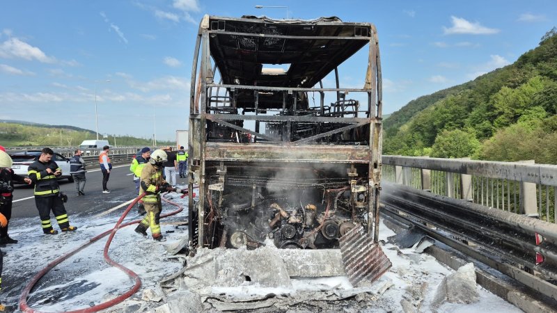 Yolcu otobüsü alevlere teslim oldu