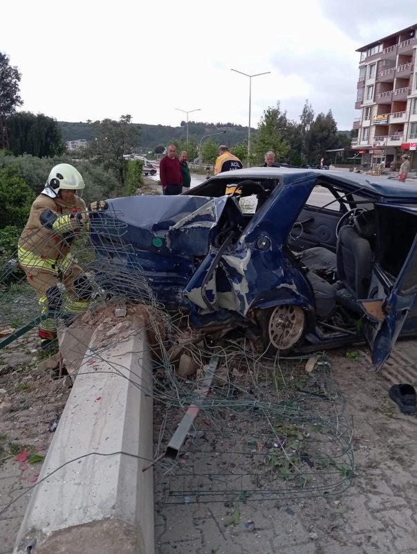 Hurdaya dönen Tofaş'taki 4 kişi yaralandı