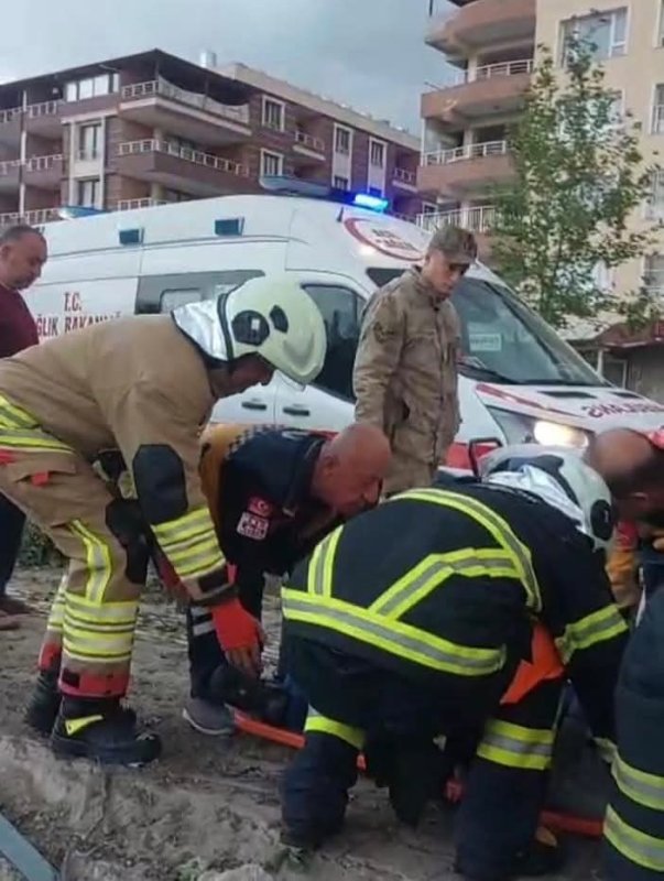 Hurdaya dönen Tofaş'taki 4 kişi yaralandı