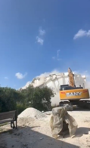 7 katlı bina yerle bir oldu