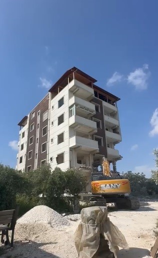 7 katlı bina yerle bir oldu