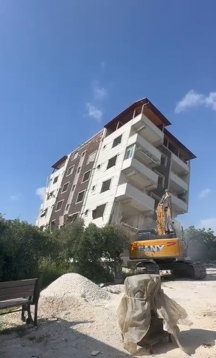 7 katlı bina yerle bir oldu