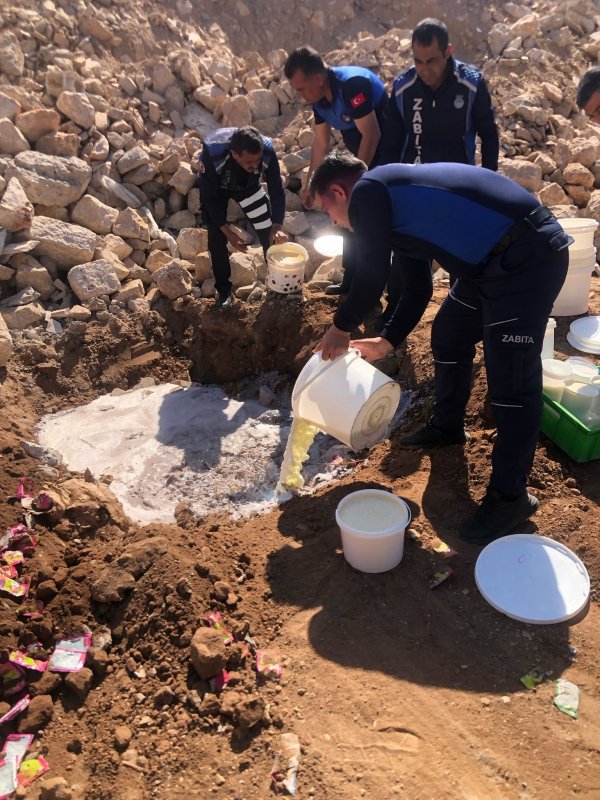 Hatay'da sağlıksız şartlarda üretilen 220 kilo süt ve süt ürünleri imha edildi (Fotoğraflı) Ahmet Arslan HATAY (İHA) - Hatay'da yapılan denetimlerde sağlıksız şartlarda üretilen toplam 220 kilogram süt ve süt ürünleri toplanarak imha edildi. Hatay Büyükşehir Belediyesi Büyükşehir Zabıta Dairesi Başkanlığı, Reyhanlı Belediyesi Zabıta Müdürlüğü ve Reyhanlı Gıda Tarım ve Ormancılık Müdürlüğü ekipleri koordineli şekilde kent genelinde gerekli hijyen standartlarını sağlamayarak halkın sağlığını tehlikeye atan işletmelere yönelik denetim gerçekleştirdi. Yapılan denetimlerde sağlıksız şartlarda üretilen toplam 220 kilogram süt ve süt ürünleri toplanarak imha edildi.