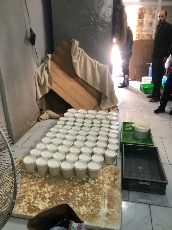 Hatay'da sağlıksız şartlarda üretilen 220 kilo süt ve süt ürünleri imha edildi (Fotoğraflı) Ahmet Arslan HATAY (İHA) - Hatay'da yapılan denetimlerde sağlıksız şartlarda üretilen toplam 220 kilogram süt ve süt ürünleri toplanarak imha edildi. Hatay Büyükşehir Belediyesi Büyükşehir Zabıta Dairesi Başkanlığı, Reyhanlı Belediyesi Zabıta Müdürlüğü ve Reyhanlı Gıda Tarım ve Ormancılık Müdürlüğü ekipleri koordineli şekilde kent genelinde gerekli hijyen standartlarını sağlamayarak halkın sağlığını tehlikeye atan işletmelere yönelik denetim gerçekleştirdi. Yapılan denetimlerde sağlıksız şartlarda üretilen toplam 220 kilogram süt ve süt ürünleri toplanarak imha edildi.