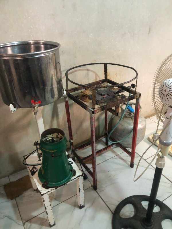 Hatay'da sağlıksız şartlarda üretilen 220 kilo süt ve süt ürünleri imha edildi (Fotoğraflı) Ahmet Arslan HATAY (İHA) - Hatay'da yapılan denetimlerde sağlıksız şartlarda üretilen toplam 220 kilogram süt ve süt ürünleri toplanarak imha edildi. Hatay Büyükşehir Belediyesi Büyükşehir Zabıta Dairesi Başkanlığı, Reyhanlı Belediyesi Zabıta Müdürlüğü ve Reyhanlı Gıda Tarım ve Ormancılık Müdürlüğü ekipleri koordineli şekilde kent genelinde gerekli hijyen standartlarını sağlamayarak halkın sağlığını tehlikeye atan işletmelere yönelik denetim gerçekleştirdi. Yapılan denetimlerde sağlıksız şartlarda üretilen toplam 220 kilogram süt ve süt ürünleri toplanarak imha edildi.