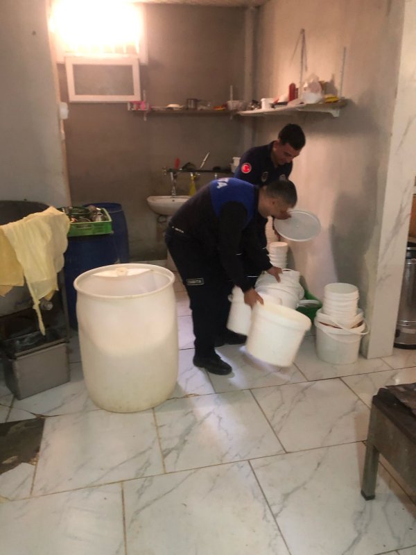 Hatay'da sağlıksız şartlarda üretilen 220 kilo süt ve süt ürünleri imha edildi (Fotoğraflı) Ahmet Arslan HATAY (İHA) - Hatay'da yapılan denetimlerde sağlıksız şartlarda üretilen toplam 220 kilogram süt ve süt ürünleri toplanarak imha edildi. Hatay Büyükşehir Belediyesi Büyükşehir Zabıta Dairesi Başkanlığı, Reyhanlı Belediyesi Zabıta Müdürlüğü ve Reyhanlı Gıda Tarım ve Ormancılık Müdürlüğü ekipleri koordineli şekilde kent genelinde gerekli hijyen standartlarını sağlamayarak halkın sağlığını tehlikeye atan işletmelere yönelik denetim gerçekleştirdi. Yapılan denetimlerde sağlıksız şartlarda üretilen toplam 220 kilogram süt ve süt ürünleri toplanarak imha edildi.