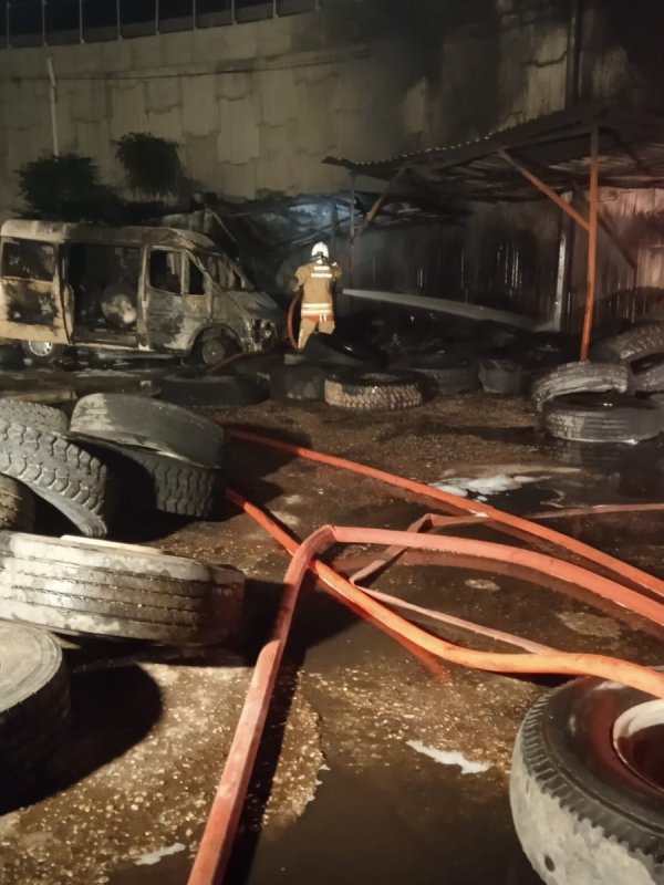 İskenderun’da lastikçi alevlere teslim oldu