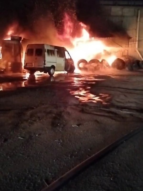 İskenderun’da lastikçi alevlere teslim oldu