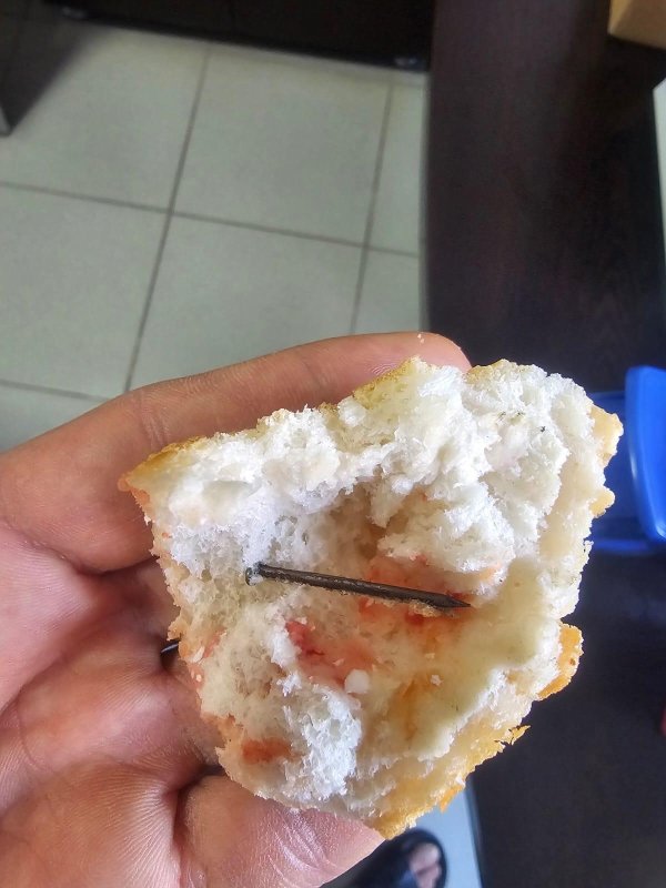 Ekmeğin içinden çıkan çiviyi yutmak üzereyken fark etti
