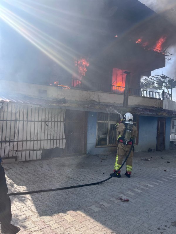 Alevlere teslim olan evdeki 4 kişi dumandan etkilendi